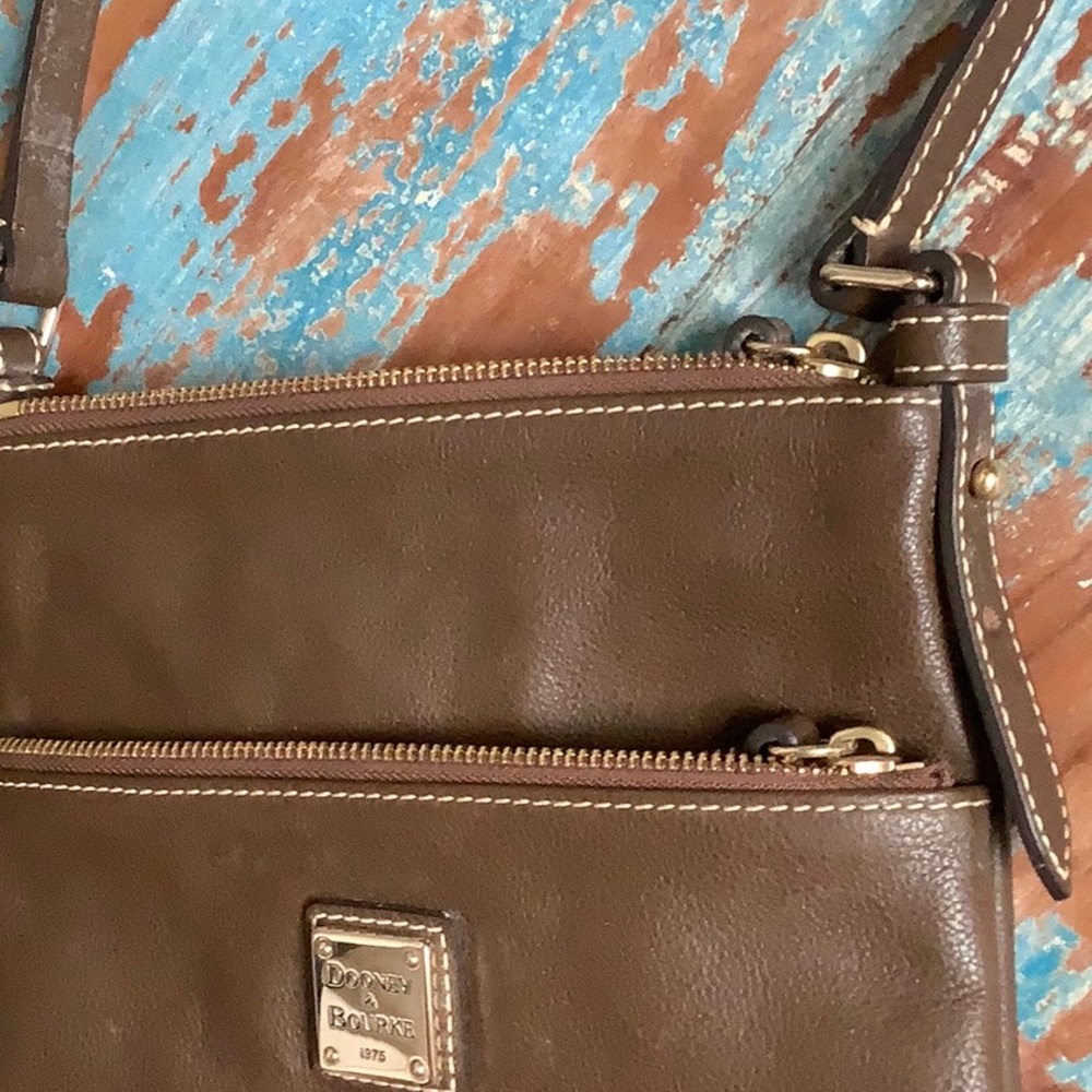 😍Dooney & Bourke Crossbody Pebble Leather Letter Carrier😍 - Picture 4 of 11